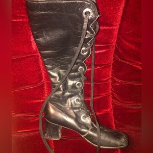 Vintage, Blqck Leather, Lace up boots. Size 7.5